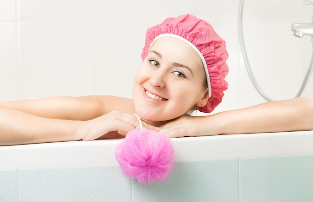 Closeup portrait de jolie femme souriante posant dans le bain