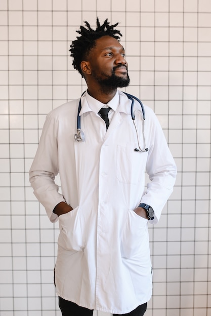 Closeup portrait de médecin noir souriant et regardant la caméra.