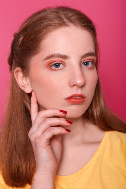 Closeup portrait of adorable jeune adolescent fille pose