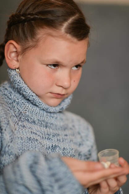 Closeup portrait of cute girl malade prenant des médicaments