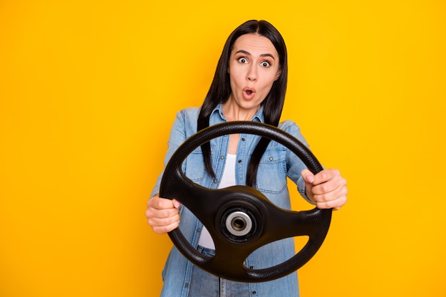 Closeup portrait of funky comic girl drive car tenir le volant