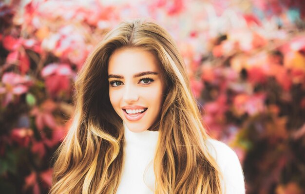 Closeup portrait of happy belle femme automne à l'extérieur