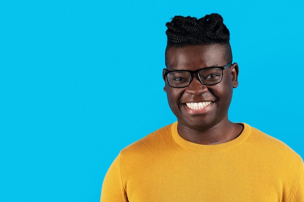 Closeup Portrait Of Happy Young Black Man portant des lunettes élégantes