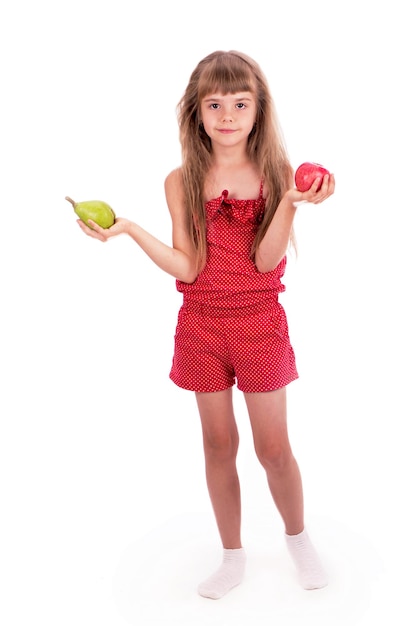 Closeup portrait of a little girl holding fruits pommes et poire isolé sur un fond clair