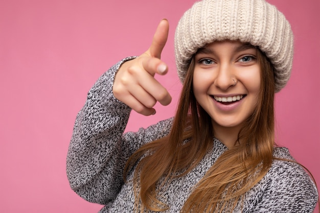 Closeup portrait of positive happy smiling young beautiful dark blonde woman avec des émotions sincères