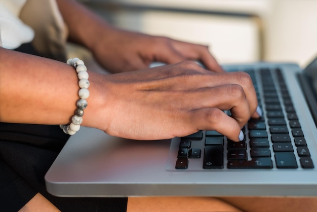 Closeup portrait of woman39s mains travaillant sur son clavier d'ordinateur en plein air
