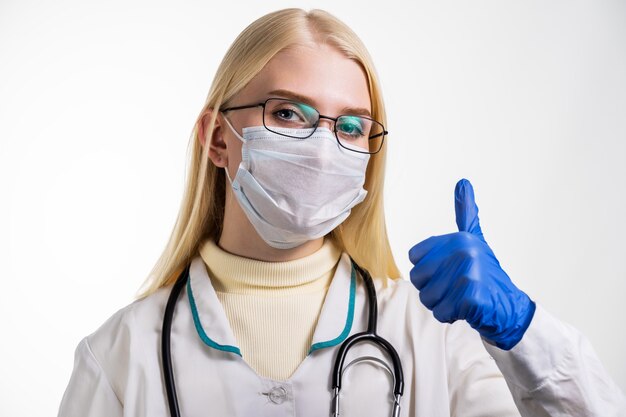 Closeup portrait d'un professionnel de la santé féminin sympathique et confiant