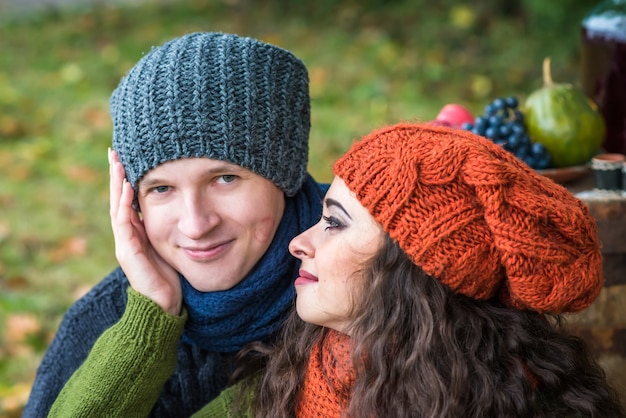 Closeup portrait romantique couple heureux à l'automne