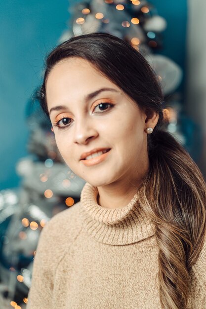 Closeup portrait de très belle jeune femme sur fond de noël