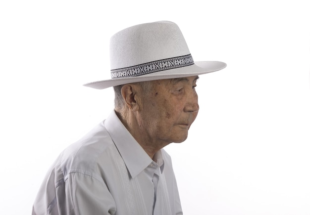 Closeup portrait d'un vieil homme asiatique sur fond de studio blanc
