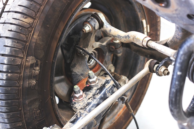 Closeup roues et amortisseurs avec réparer la suspension de la voiture.