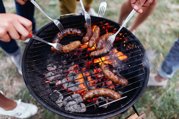 Closeup a saucisses cuire barbecue