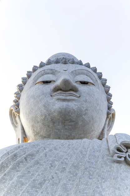 Closeup statue géante de marbre blanc Bouddha