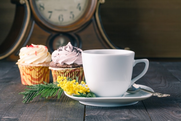 Photo closeup, tasse thé, et, petits gâteaux, sur, table bois