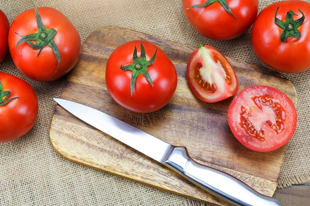 Closeup Tomates mûres fraîches sur fond de bois.