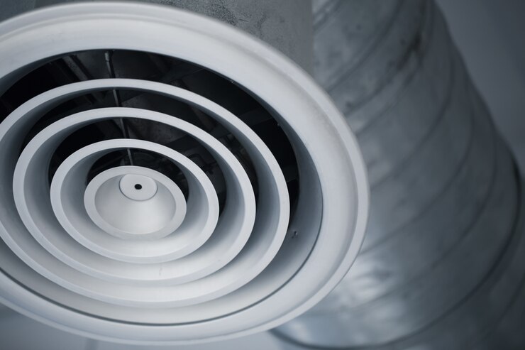 Closeup trou d'air grille du conduit d'air intérieur de climatiseurs de refroidissement tuyau en métal dans le bâtiment.