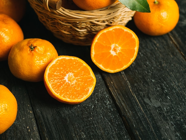 Closeup vif mandarines juteuses avec espace copie