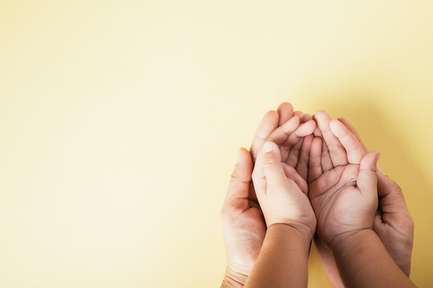 Closeup vue de dessus les mains de la famille empilent les paumes