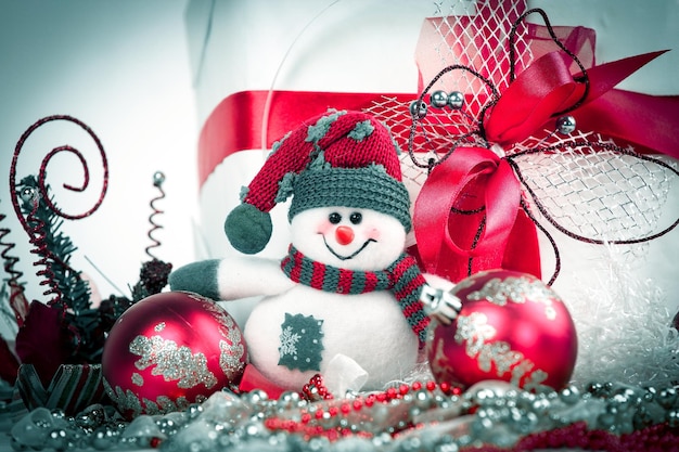 Closeupcute jouet bonhomme de neige et diverses décorations de Noël