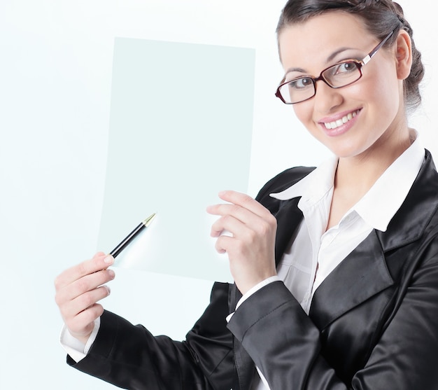 Closeupfriendly business woman montrant avec un crayon sur la feuille vierge