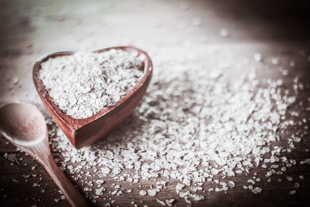 Closeupmuesli avec du son sur une table en bois