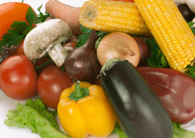 Closeupmushrooms et une variété de légumes frais dans un osier