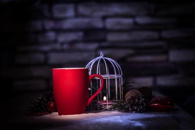 Closeupred Christmas Cup et la bougie sur la table de vacances