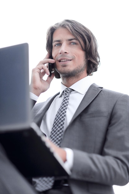 Closeupsuccessful businessman parlant au téléphone isolé sur fond blanc