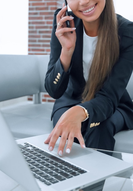 Closeupthe femme manager au bureau