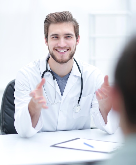 Closeupthe médecin conseillant son patient