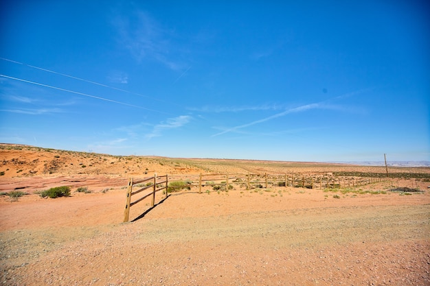 Une clôture abandonnée ne mène nulle part au milieu d'un désert