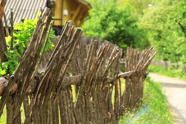 Clôture de bâtons de bois le long de la route