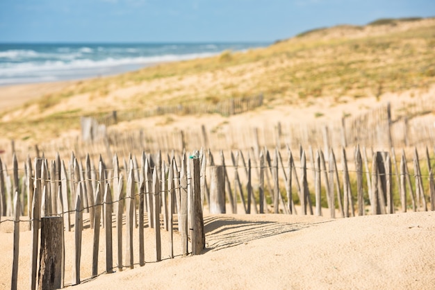 Photo clôture en bois sur la belle plage de sable