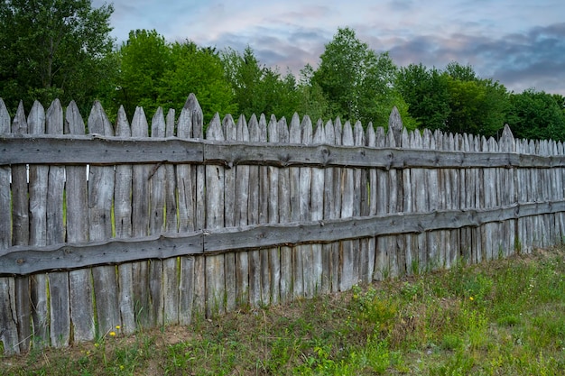 Clôture en bois. Clôture dans le pays