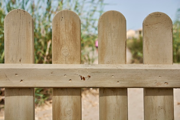 Clôture en bois dans un jardin en été