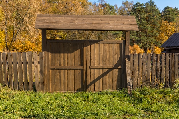 Clôture en bois dans le village. Vieille porte en bois.