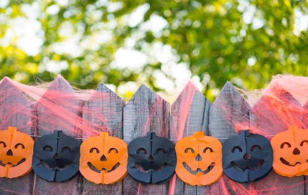 Clôture en bois décorée pour les fêtes d'Halloween