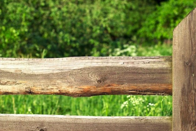 Clôture en bois avec de l'herbe dans la campagne d'été