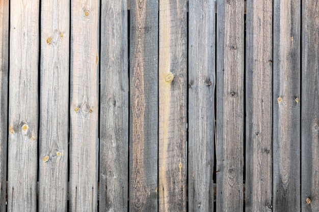 Une clôture en bois avec le mot bois dessus