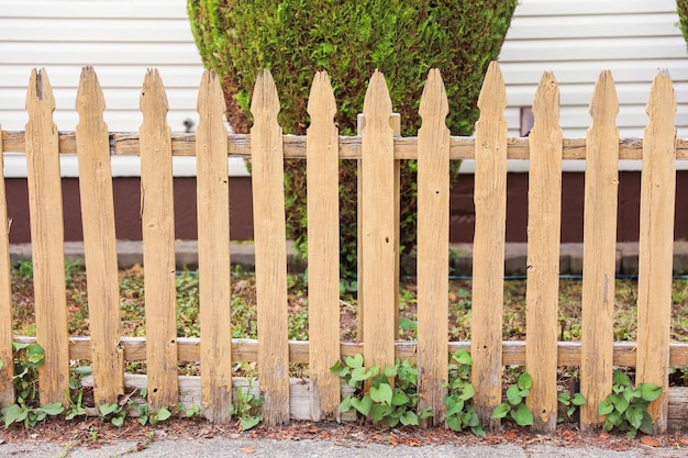 clôture en bois patiné dans les rues symbolise la protection des frontières et le passage du temps ev