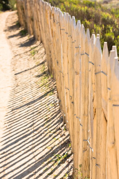 Photo clôture en bois sur la plage de l'atlantique en france