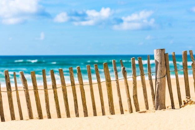 Clôture en bois sur une plage de l'Atlantique en France