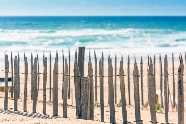 Clôture en bois sur une plage de l'Atlantique en France