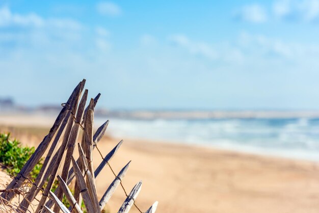 Clôture en bois sur une plage de l'Atlantique en France