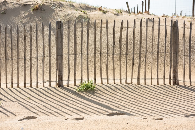 Clôture en bois sur la plage de l'Atlantique