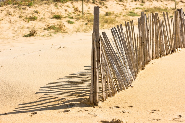 Clôture en bois sur la plage de l'Atlantique