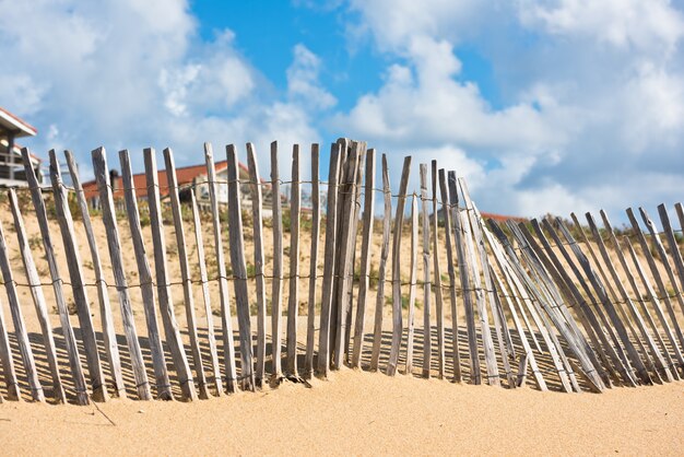 Clôture en bois sur la plage de l'Atlantique