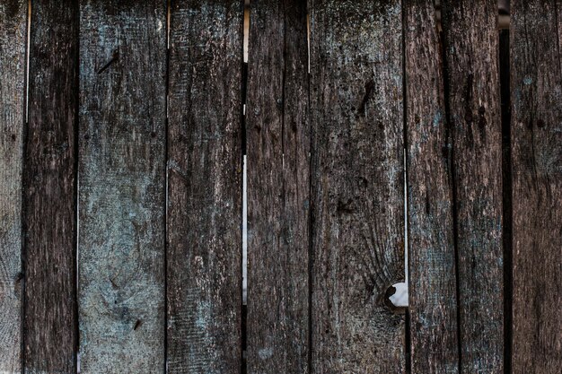 Clôture en bois avec planches avec peinture écaillée