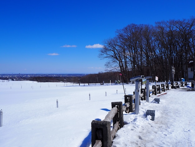 Une clôture en bois sépare la zone de la neige.