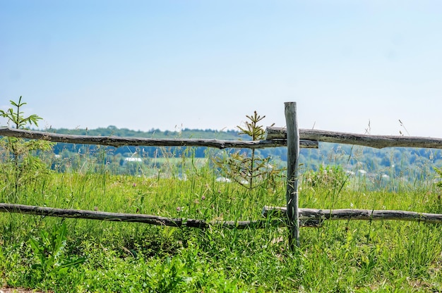 Clôture en bois sur le territoire de la ferme